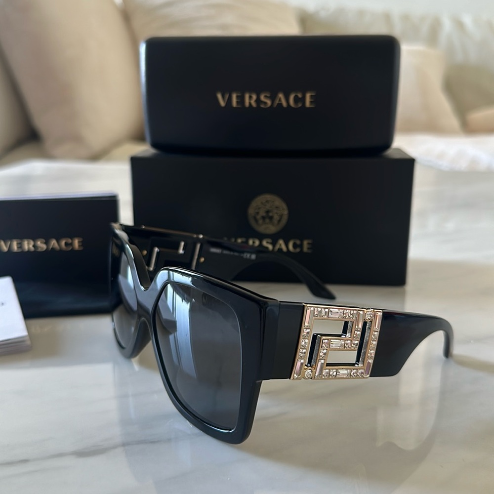 💖 Authentic Versace Greca Black Sunglasses 💖